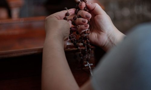 Rezar o terço das Santas Chagas é uma forma de se aproximar de Deus