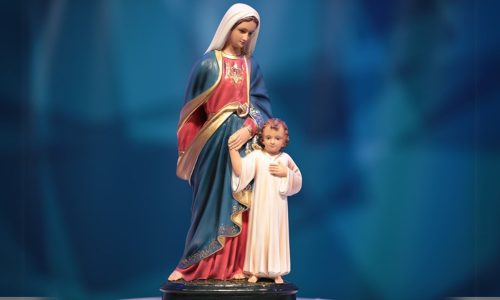 Aprenda como rezar o Terço de Maria Passa na Frente passo a passo
