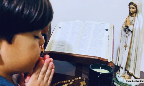 Descubra como criar filhos na fé católica em tempos digitais com dicas práticas para pais cristãos navegarem nas redes sociais / Foto: Denise Claro