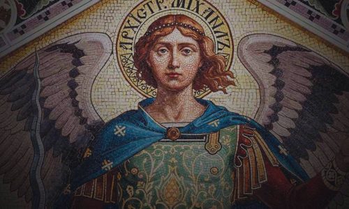 Descubra quem é São Miguel Arcanjo, sua missão na Igreja e como pedir sua proteção nas batalhas espirituais do dia a dia.